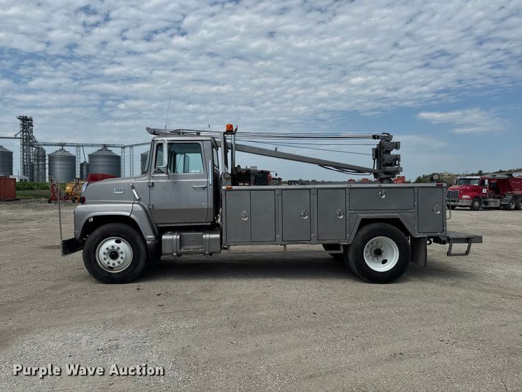 image for item FB5768 1986 Ford LN7000 utility / service truck