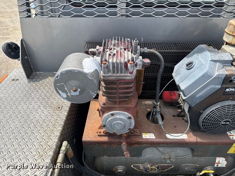 image for item FB5768 1986 Ford LN7000 utility / service truck