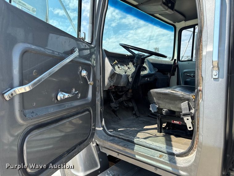 image for item FB5768 1986 Ford LN7000 utility / service truck