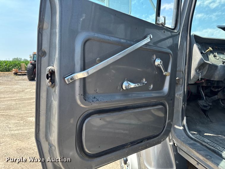 image for item FB5768 1986 Ford LN7000 utility / service truck