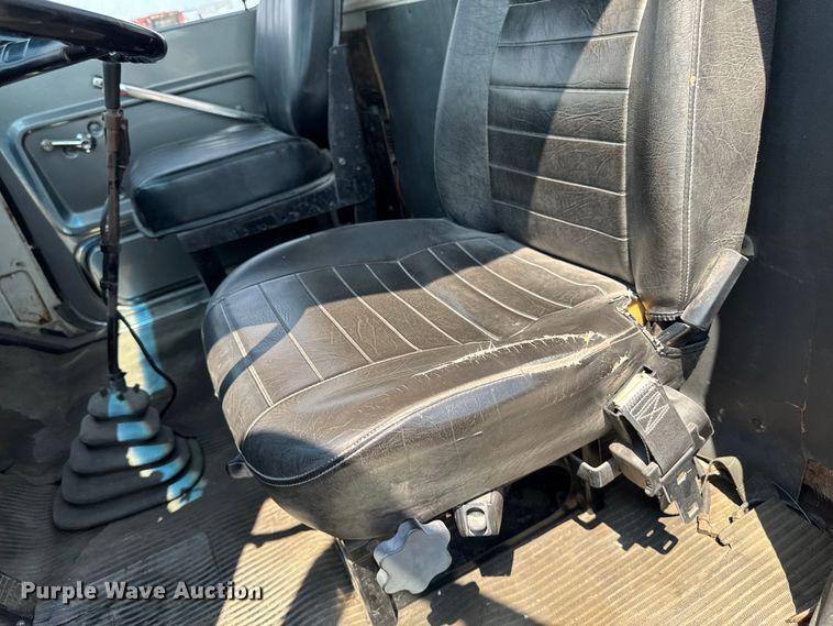image for item FB5768 1986 Ford LN7000 utility / service truck