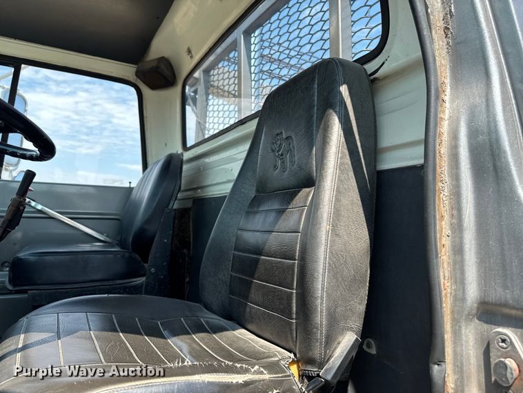 image for item FB5768 1986 Ford LN7000 utility / service truck