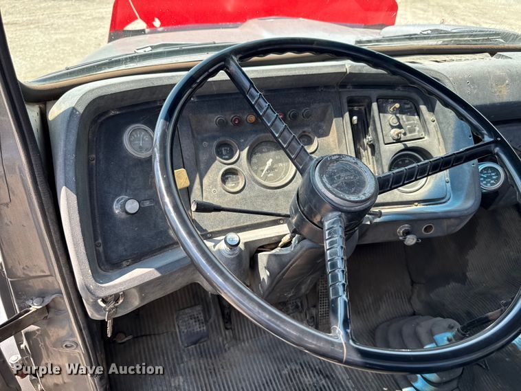image for item FB5768 1986 Ford LN7000 utility / service truck