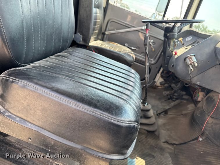 image for item FB5768 1986 Ford LN7000 utility / service truck