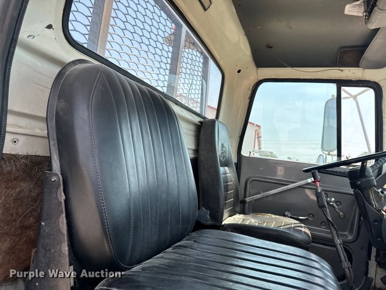 image for item FB5768 1986 Ford LN7000 utility / service truck