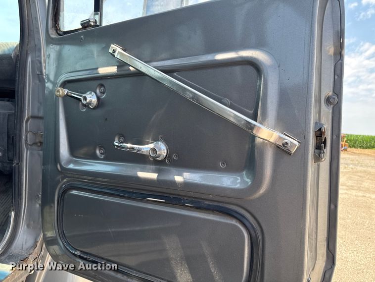 image for item FB5768 1986 Ford LN7000 utility / service truck