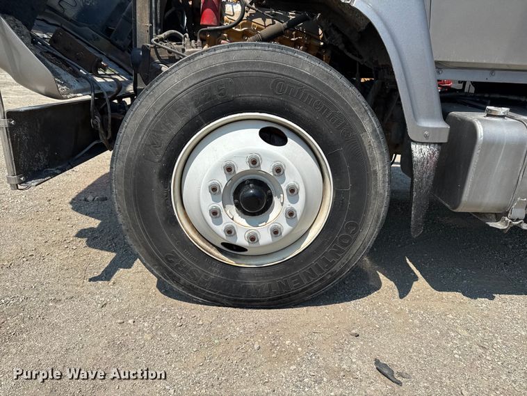 image for item FB5768 1986 Ford LN7000 utility / service truck