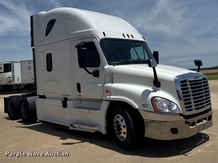 image for item FB7456 2016 Freightliner Cascadia 125 semi truck