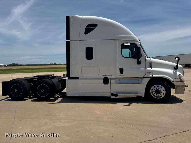 image for item FB7456 2016 Freightliner Cascadia 125 semi truck