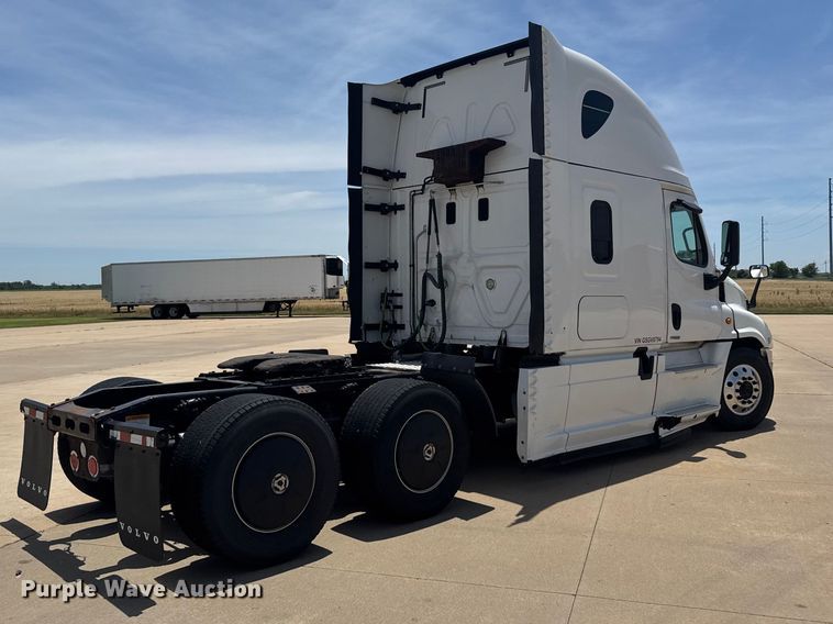 image for item FB7456 2016 Freightliner Cascadia 125 semi truck