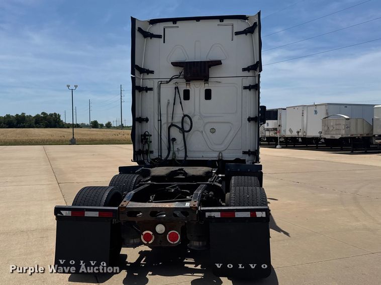 image for item FB7456 2016 Freightliner Cascadia 125 semi truck