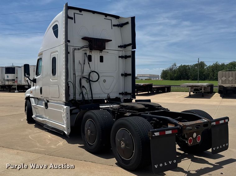 image for item FB7456 2016 Freightliner Cascadia 125 semi truck