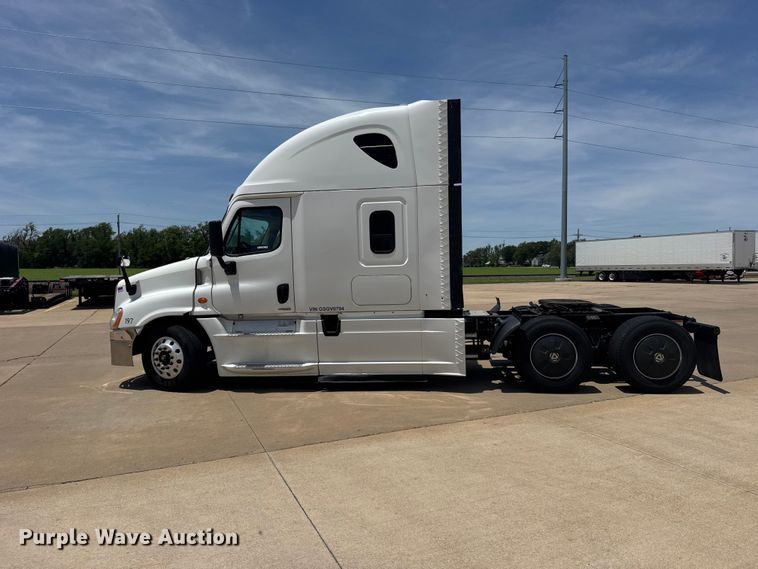 image for item FB7456 2016 Freightliner Cascadia 125 semi truck