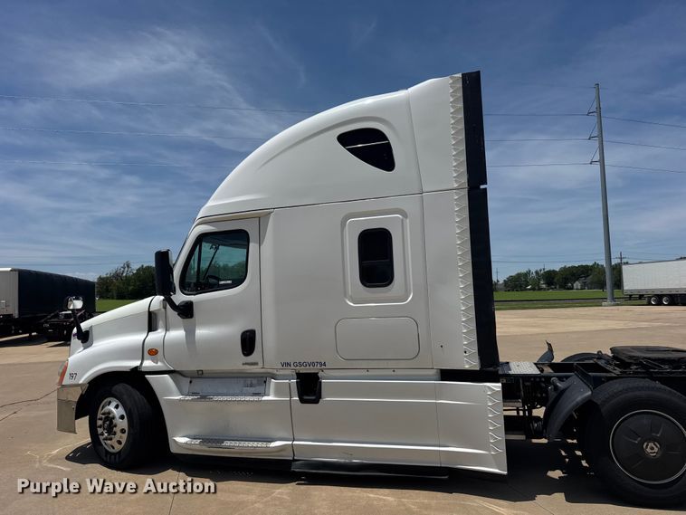 image for item FB7456 2016 Freightliner Cascadia 125 semi truck