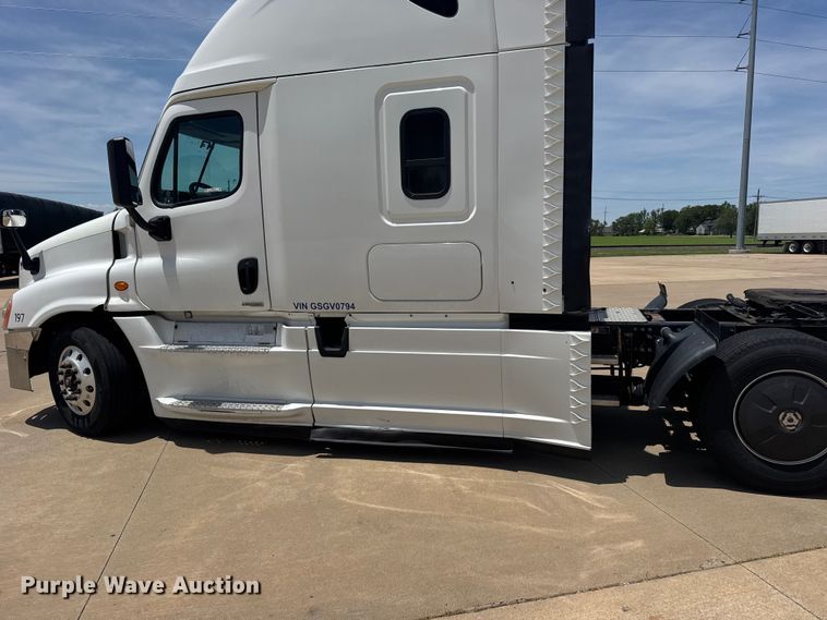 image for item FB7456 2016 Freightliner Cascadia 125 semi truck