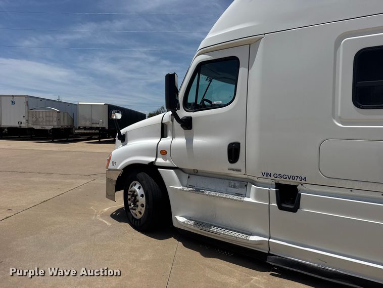 image for item FB7456 2016 Freightliner Cascadia 125 semi truck