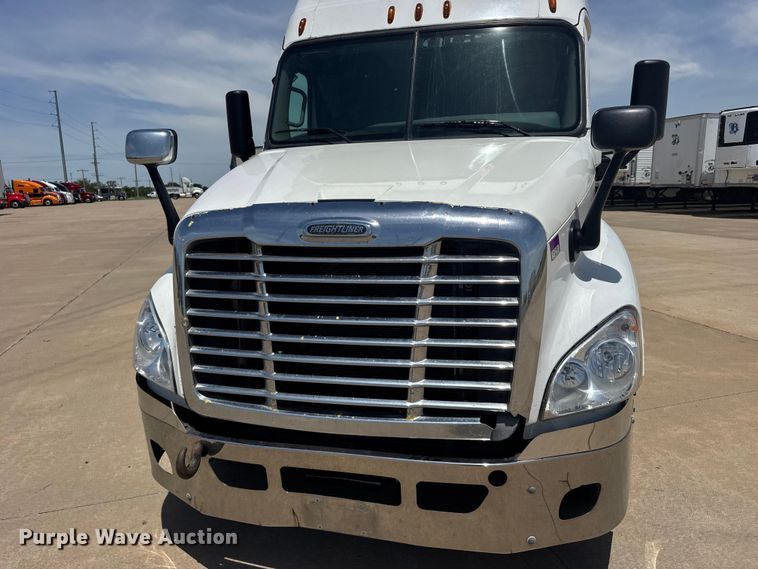 image for item FB7456 2016 Freightliner Cascadia 125 semi truck