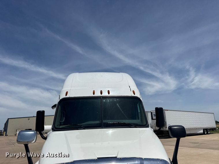 image for item FB7456 2016 Freightliner Cascadia 125 semi truck