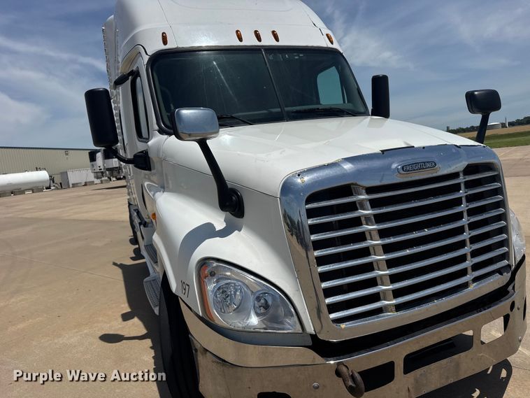 image for item FB7456 2016 Freightliner Cascadia 125 semi truck