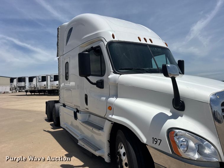 image for item FB7456 2016 Freightliner Cascadia 125 semi truck