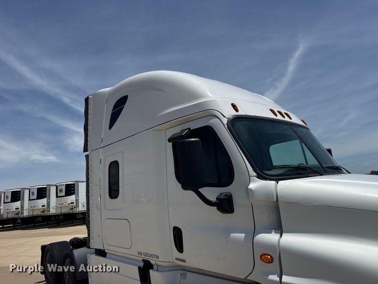 image for item FB7456 2016 Freightliner Cascadia 125 semi truck