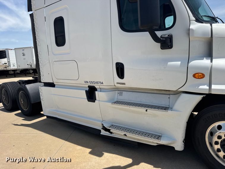 image for item FB7456 2016 Freightliner Cascadia 125 semi truck