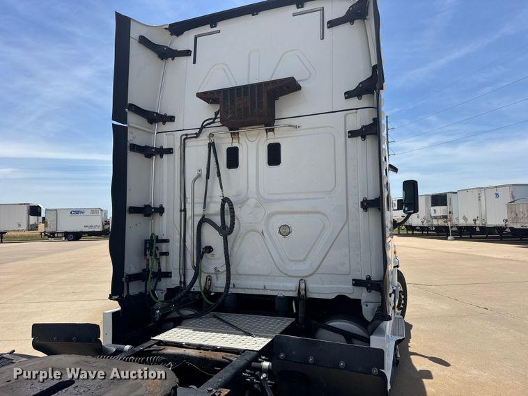 image for item FB7456 2016 Freightliner Cascadia 125 semi truck