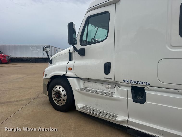 image for item FB7456 2016 Freightliner Cascadia 125 semi truck