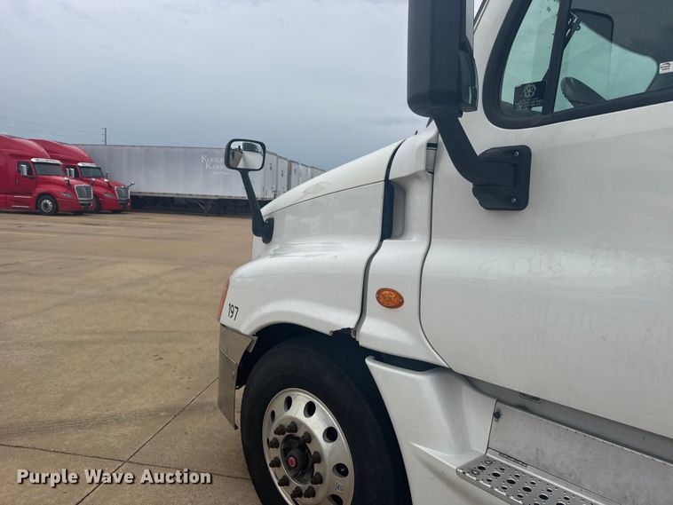 image for item FB7456 2016 Freightliner Cascadia 125 semi truck