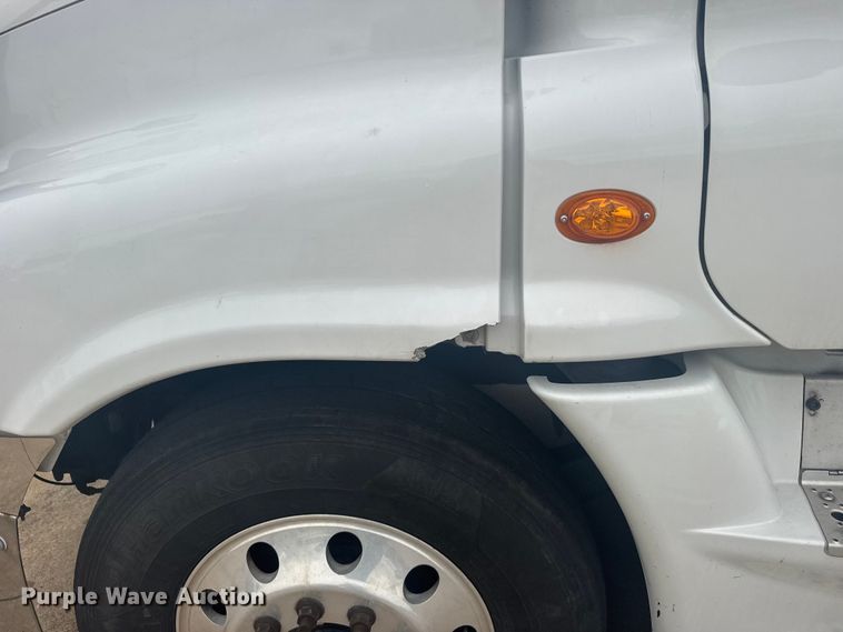 image for item FB7456 2016 Freightliner Cascadia 125 semi truck