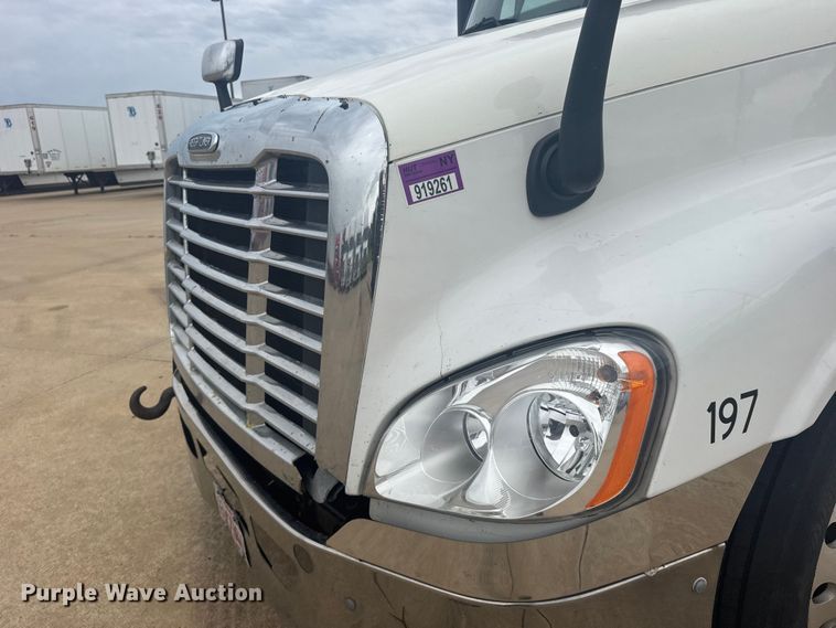 image for item FB7456 2016 Freightliner Cascadia 125 semi truck
