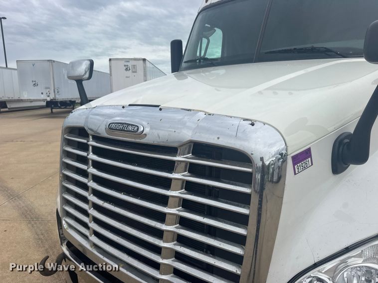 image for item FB7456 2016 Freightliner Cascadia 125 semi truck