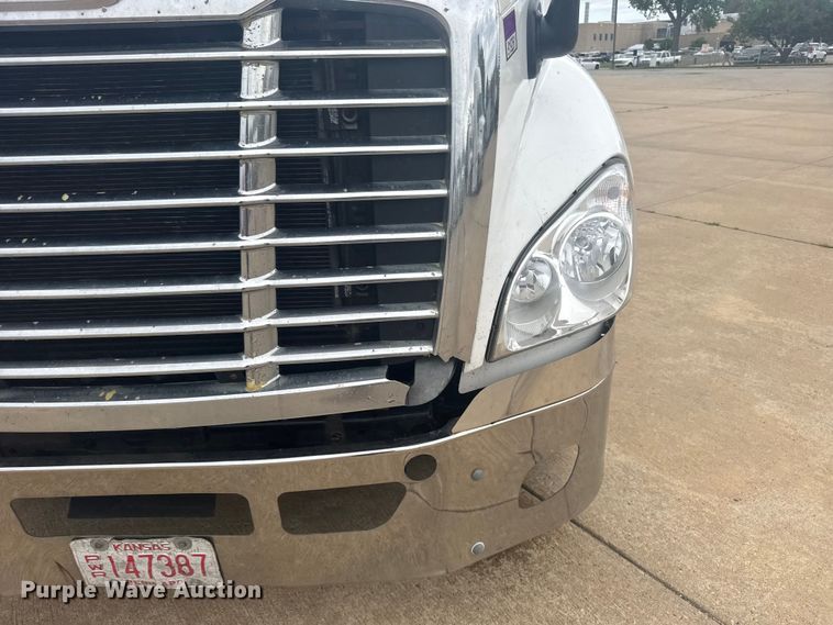 image for item FB7456 2016 Freightliner Cascadia 125 semi truck