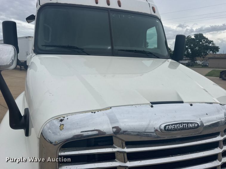 image for item FB7456 2016 Freightliner Cascadia 125 semi truck