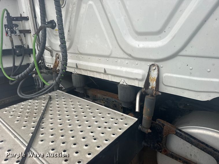 image for item FB7456 2016 Freightliner Cascadia 125 semi truck