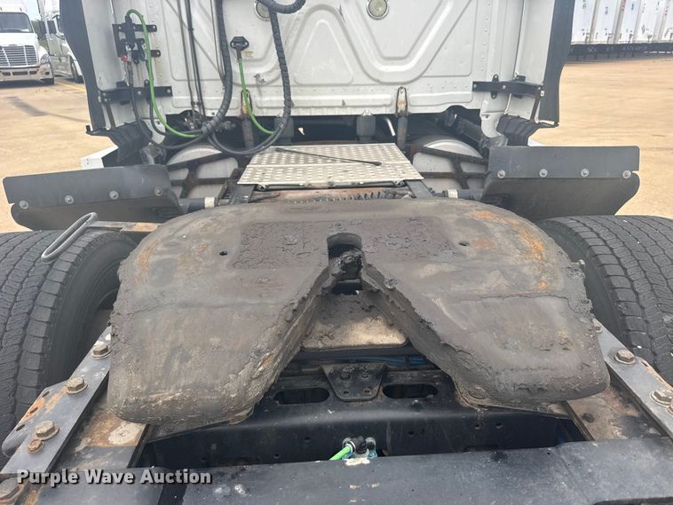 image for item FB7456 2016 Freightliner Cascadia 125 semi truck