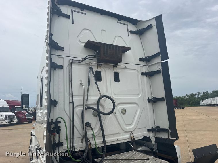 image for item FB7456 2016 Freightliner Cascadia 125 semi truck