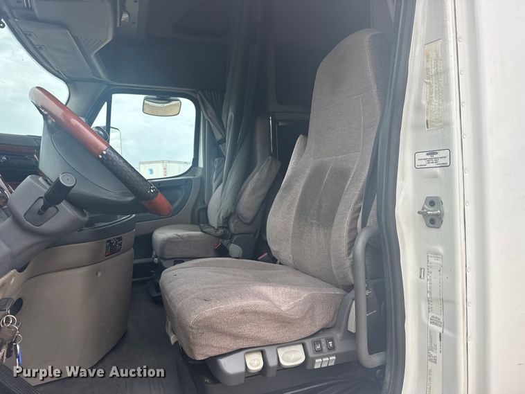 image for item FB7456 2016 Freightliner Cascadia 125 semi truck