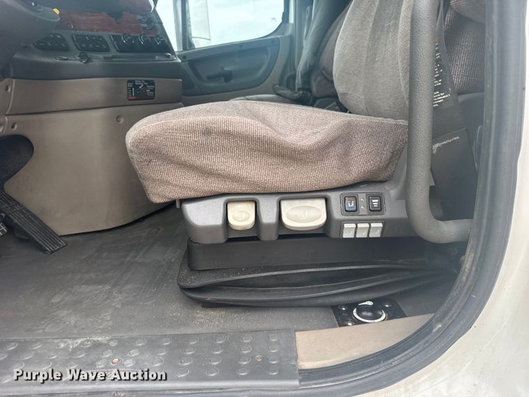 image for item FB7456 2016 Freightliner Cascadia 125 semi truck