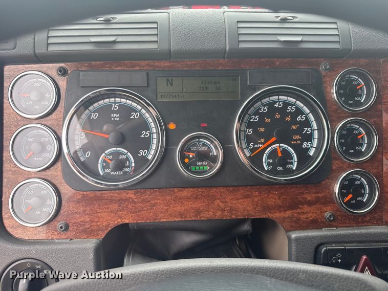 image for item FB7456 2016 Freightliner Cascadia 125 semi truck