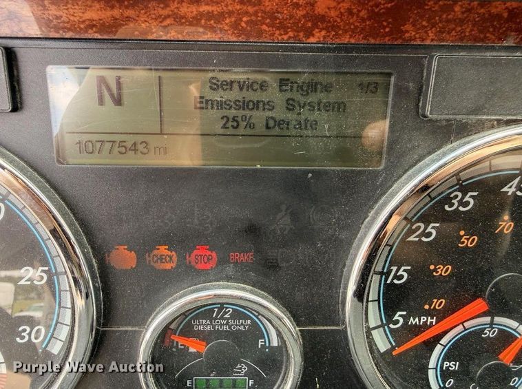 image for item FB7456 2016 Freightliner Cascadia 125 semi truck