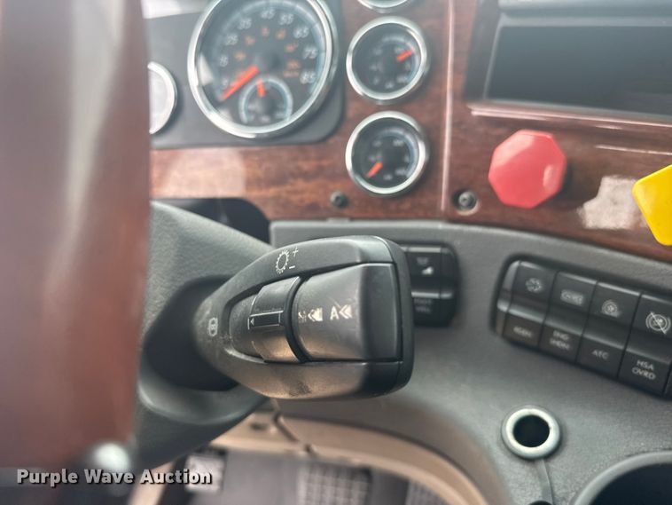 image for item FB7456 2016 Freightliner Cascadia 125 semi truck