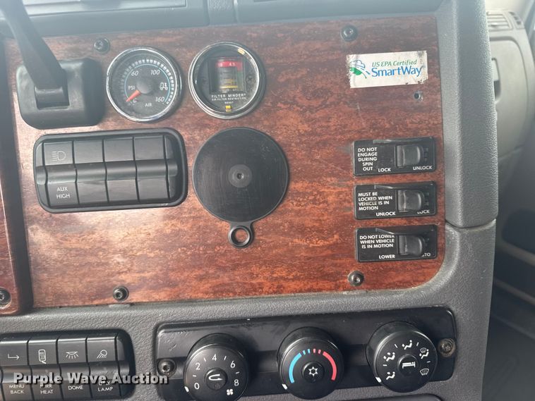 image for item FB7456 2016 Freightliner Cascadia 125 semi truck
