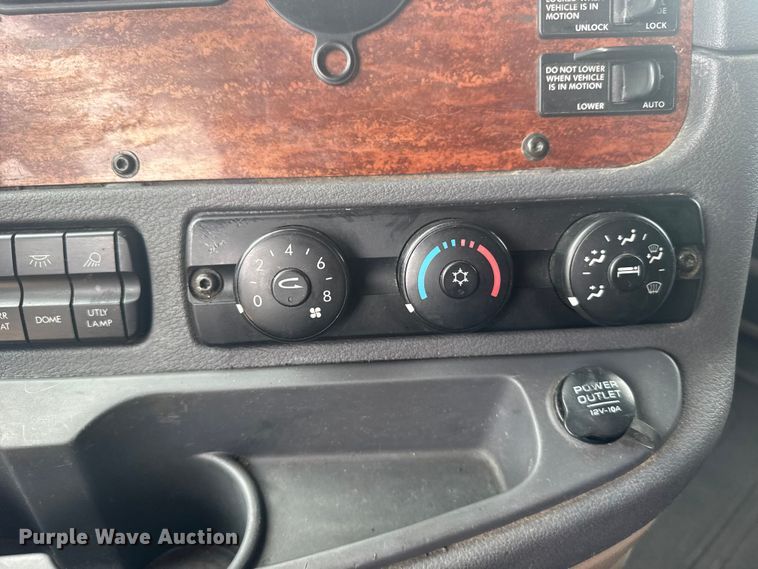 image for item FB7456 2016 Freightliner Cascadia 125 semi truck