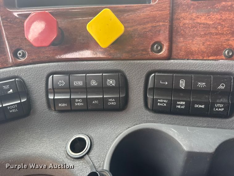 image for item FB7456 2016 Freightliner Cascadia 125 semi truck