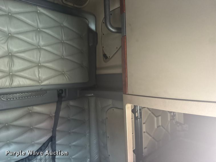 image for item FB7456 2016 Freightliner Cascadia 125 semi truck
