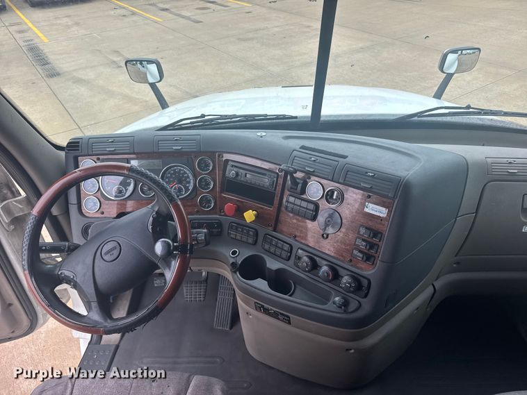 image for item FB7456 2016 Freightliner Cascadia 125 semi truck
