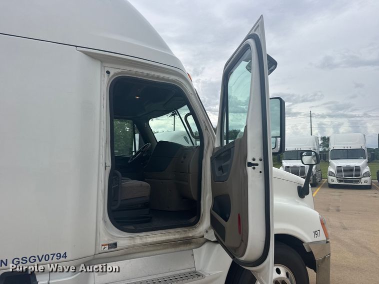 image for item FB7456 2016 Freightliner Cascadia 125 semi truck