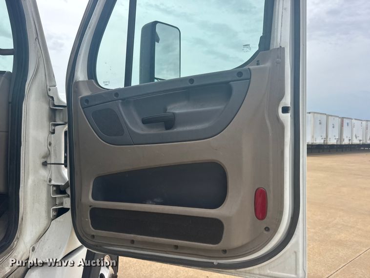 image for item FB7456 2016 Freightliner Cascadia 125 semi truck