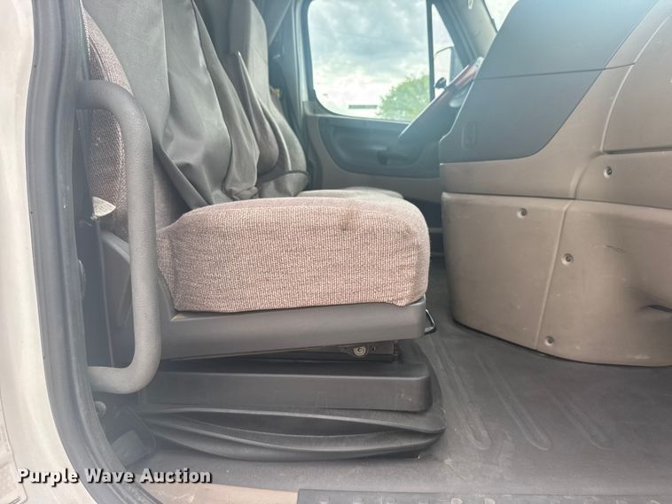 image for item FB7456 2016 Freightliner Cascadia 125 semi truck